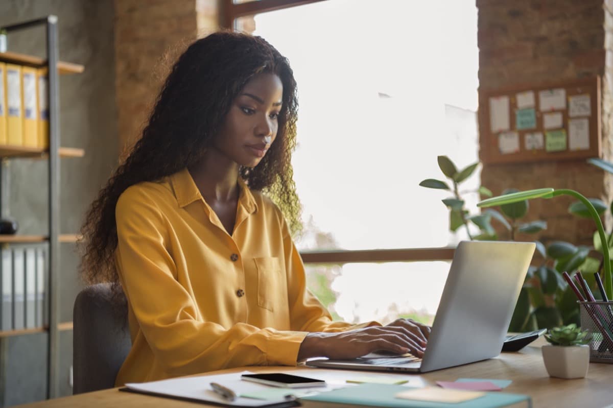 Professional virtual office workspace in Canada